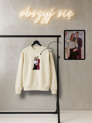 Crewneck z haftem postaci