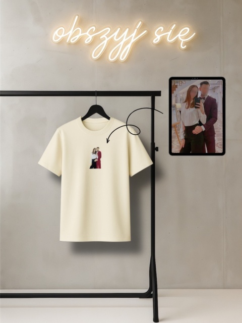 Koszulka z haftem postaci